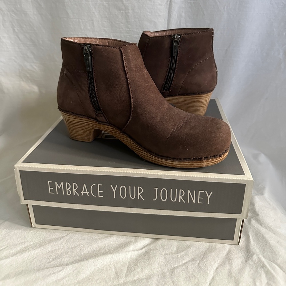 Dansko Maria Bootie Brown Milled Nubuck Leather Side Zipper Clog Boots 36 / 6